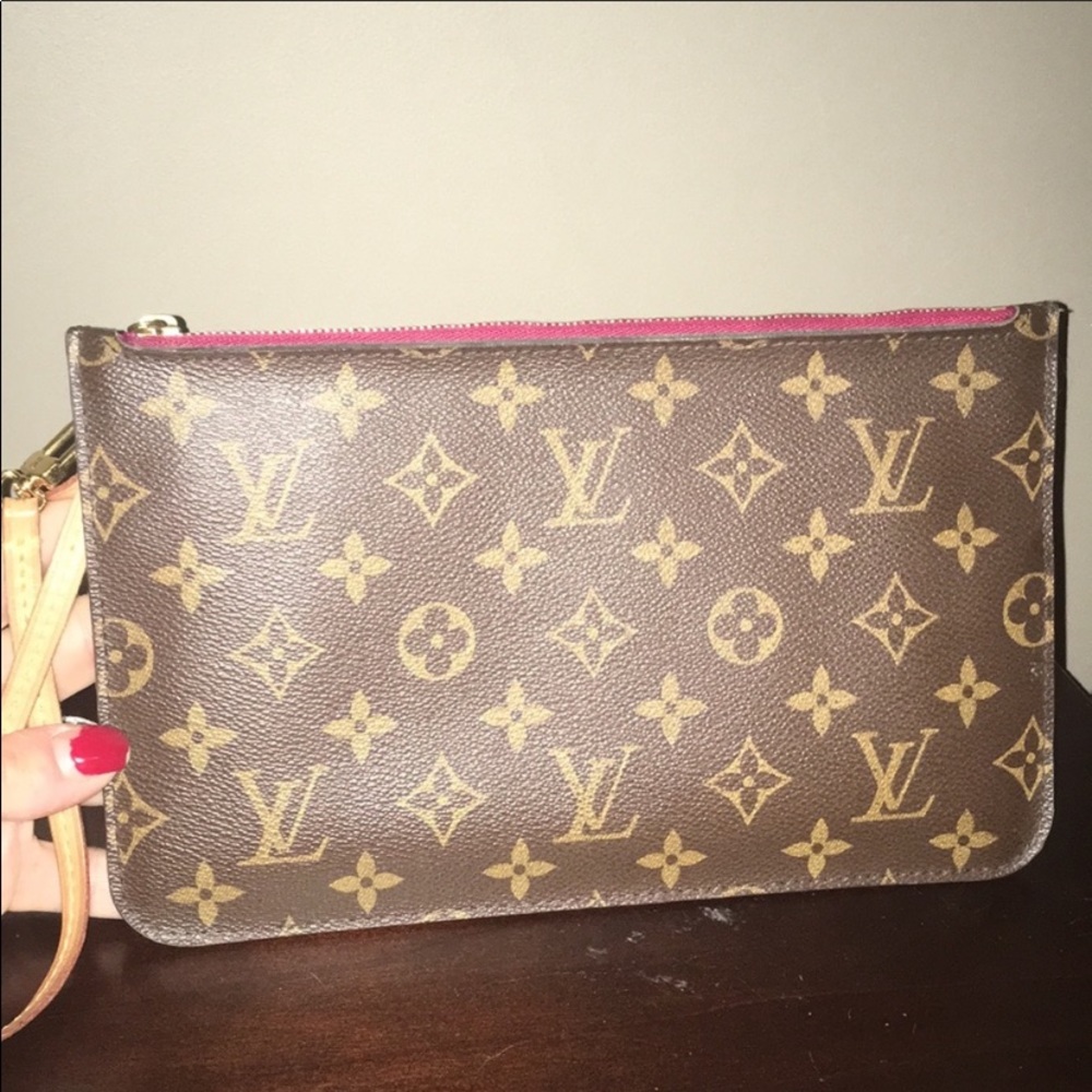 100% Auth Louis Vuitton neverfull wristlet.